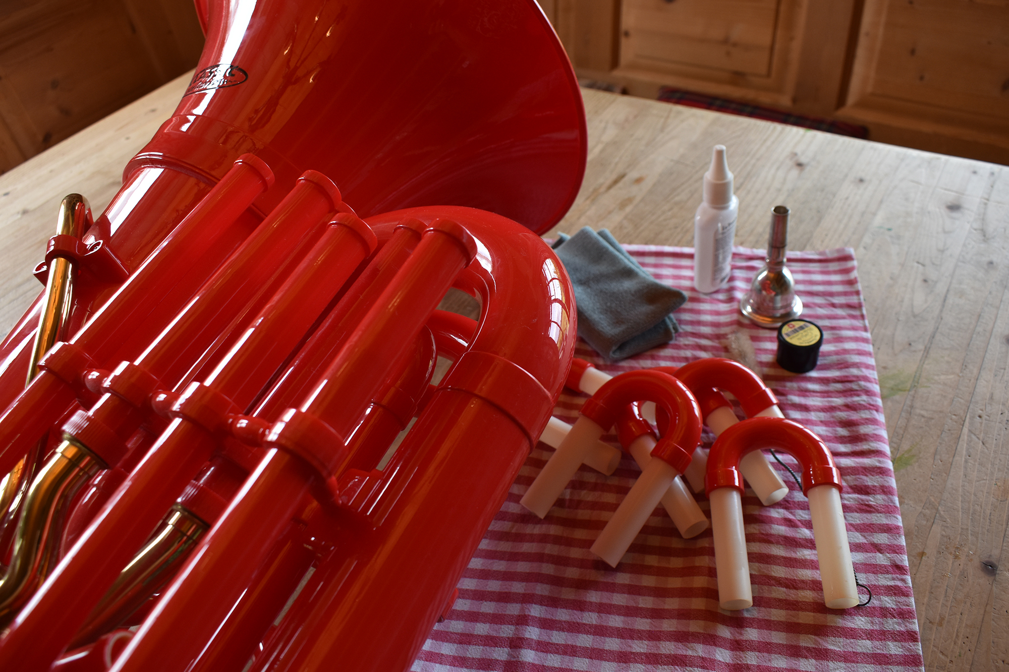 Nach dem Reinigen der Stimmzüge der Classic Cantabile KT-30RD MardiBrass Kunststoff Bb-Tuba Rot lässt man die Stimmzüge trocknen.