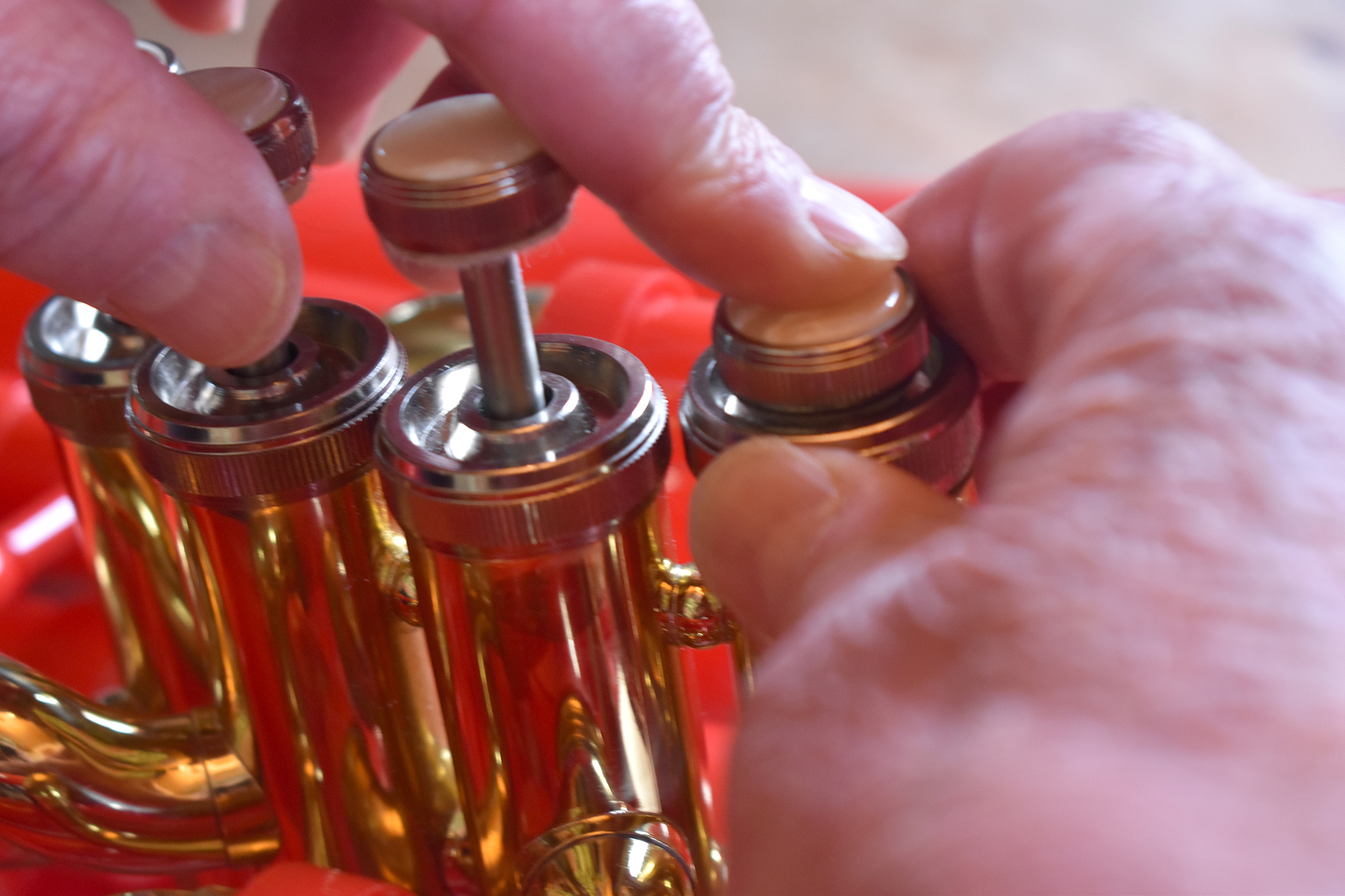 Abschrauben des oberen Ventildeckels einer Tuba