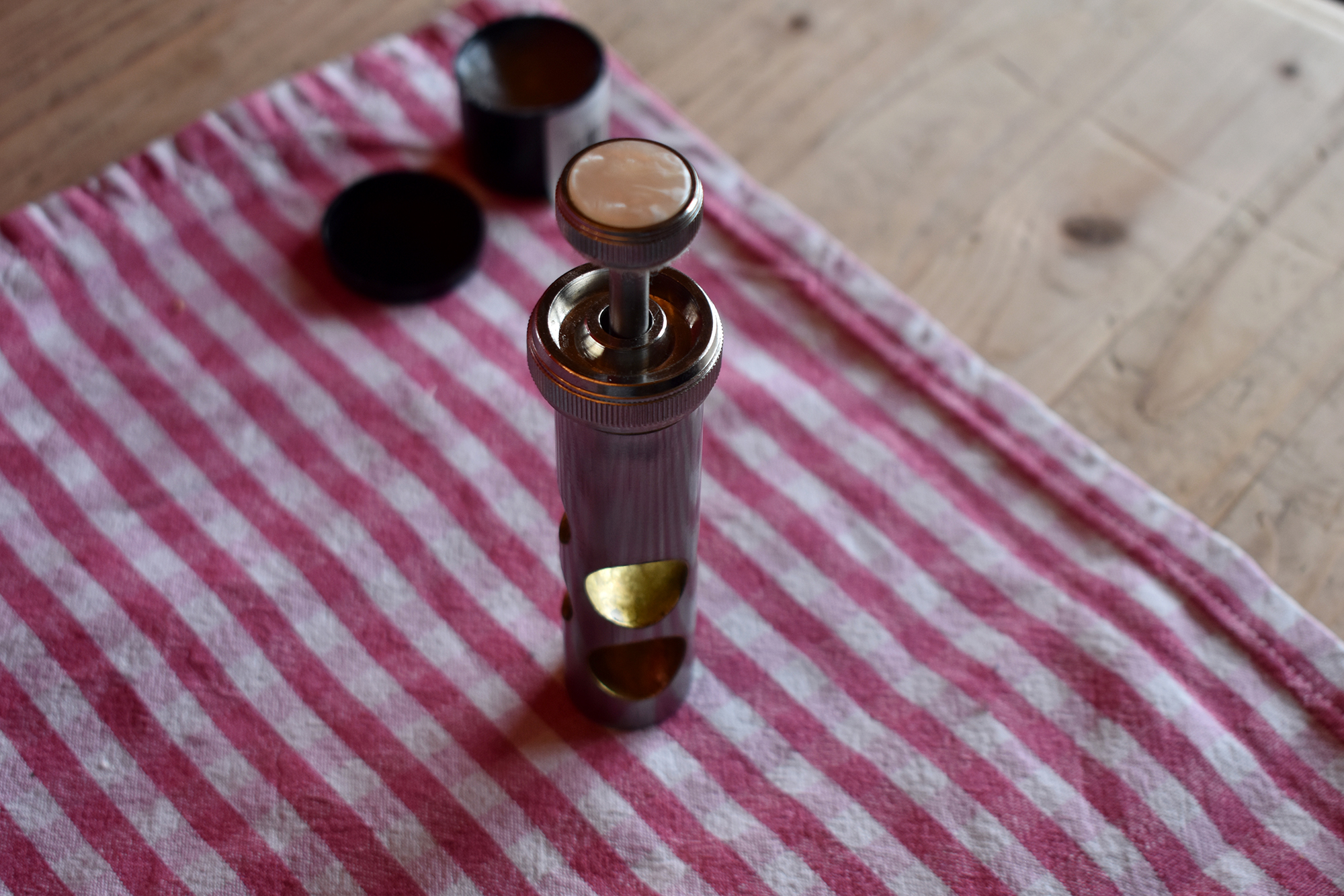 Pumpventil einer Tuba auf einem Küchentuch