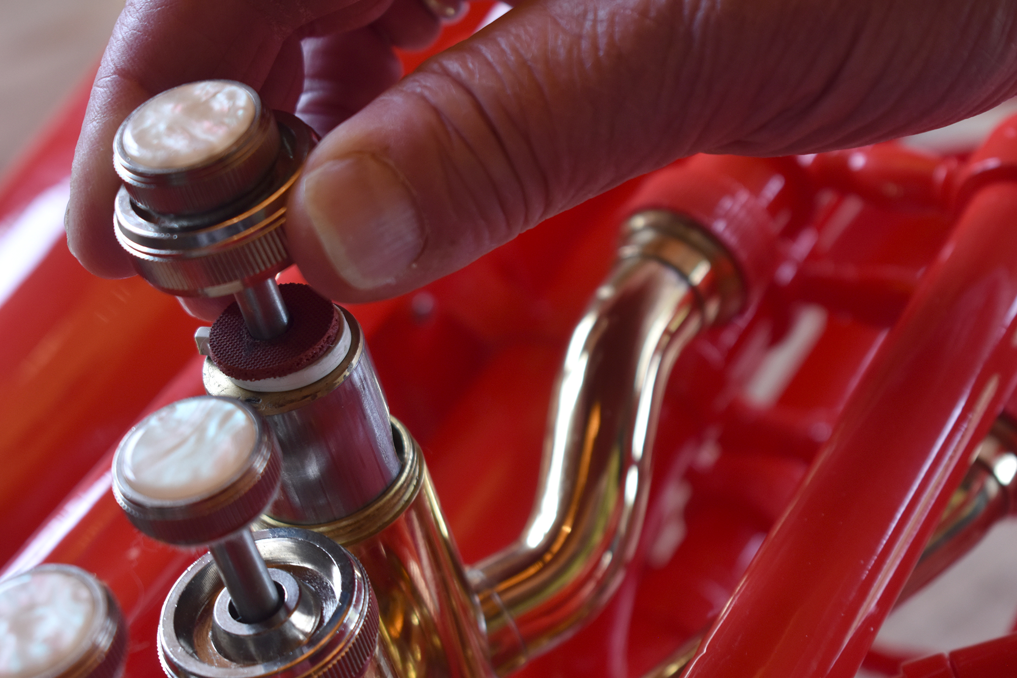 Ein Pumpventil wird aus seiner Ventilhülse herausgezogen.