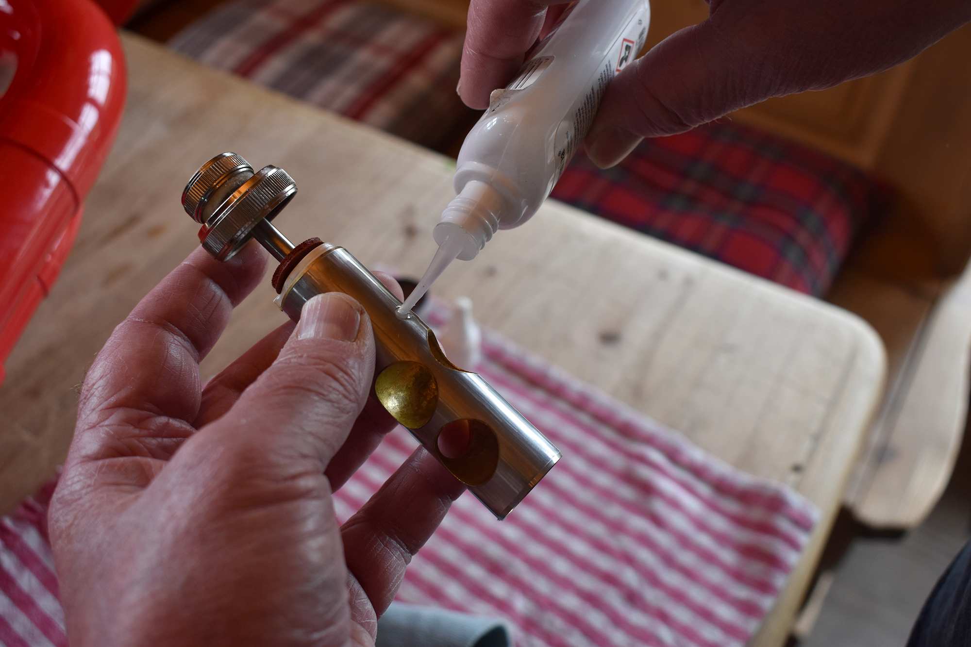 Auftragen von Ventilöl auf ein Pumpventil