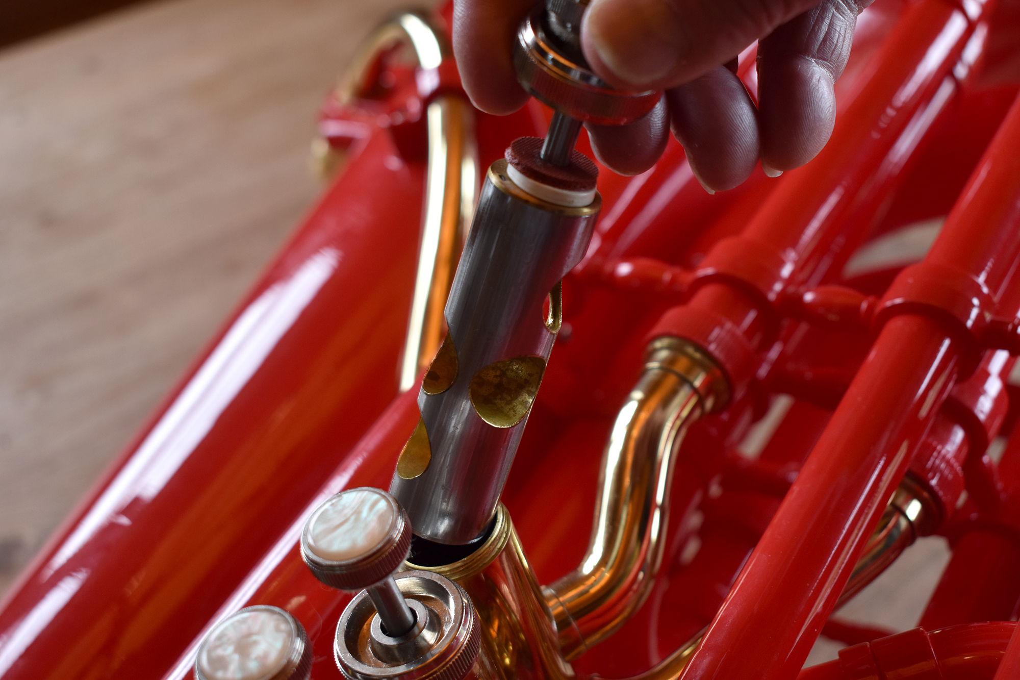 Einsetzen eines Pumpventils in die passende Ventilhülse einer Tuba