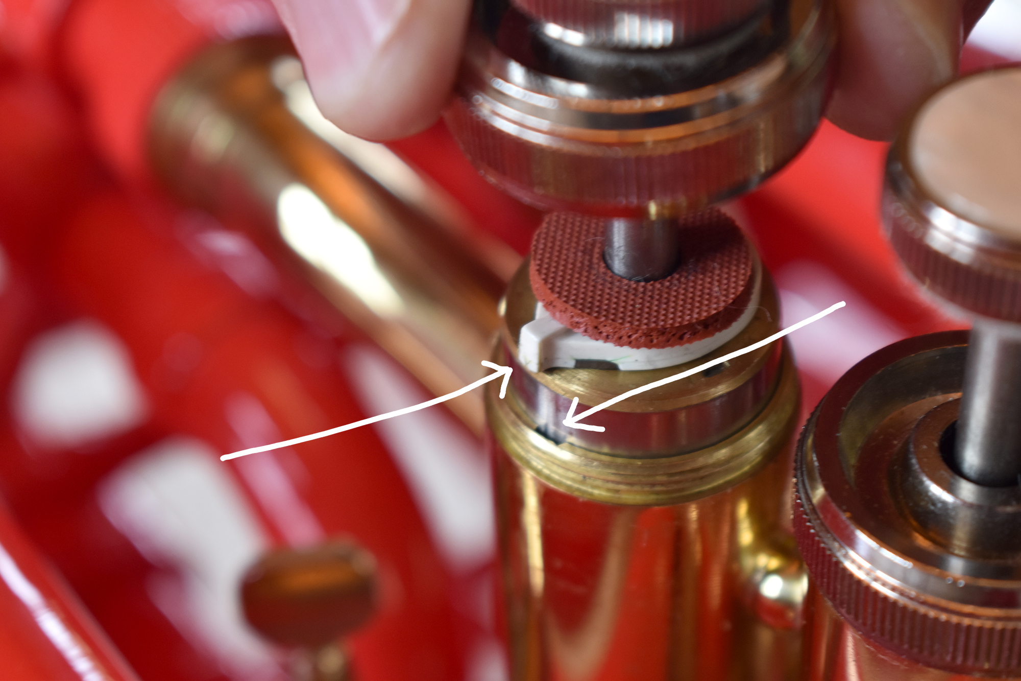 Positionieren des Pumpventils in der Ventilhülse