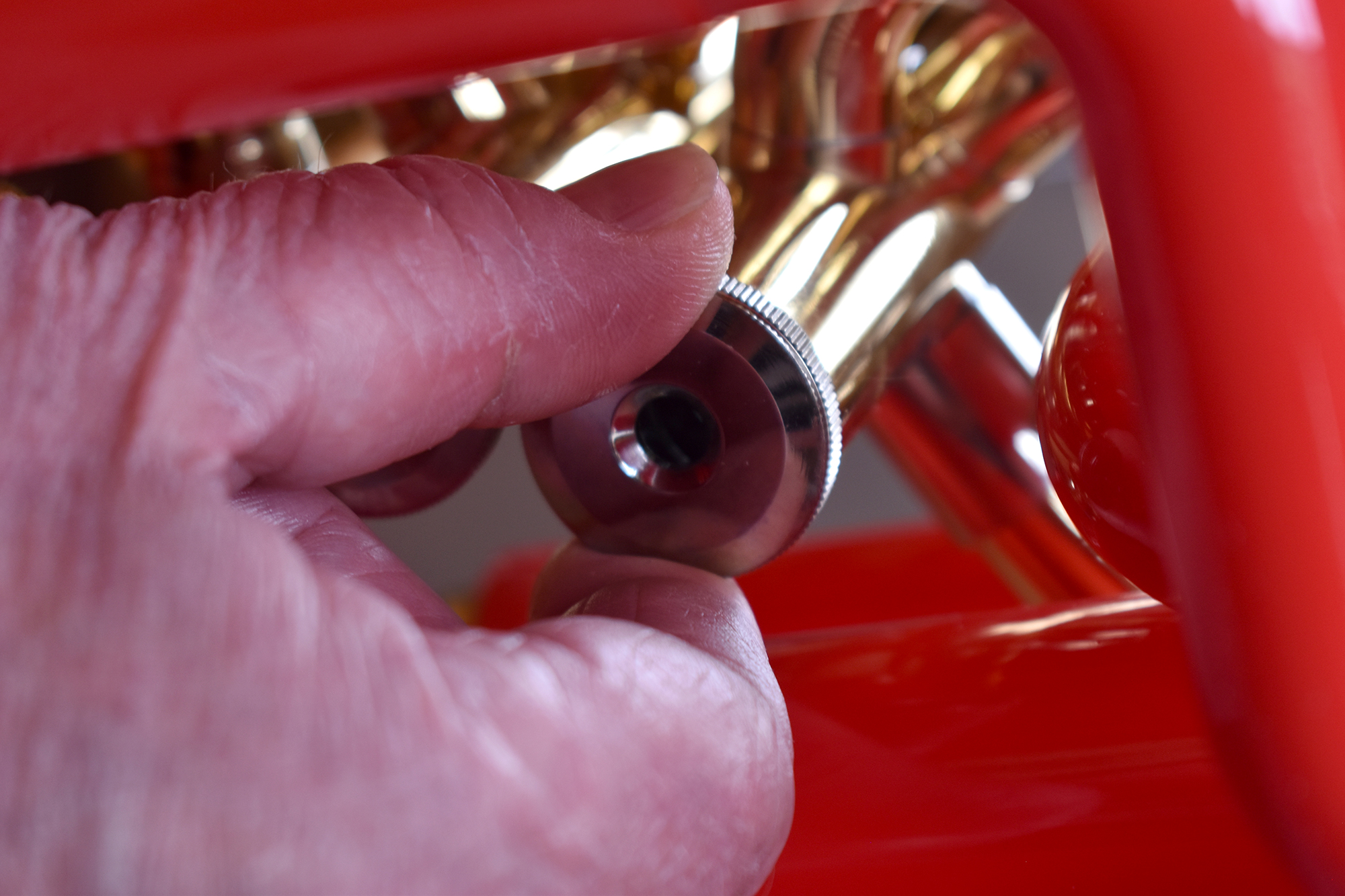 Abschrauben des unteren Ventildeckels bei einer Tuba mit Pumpventilen