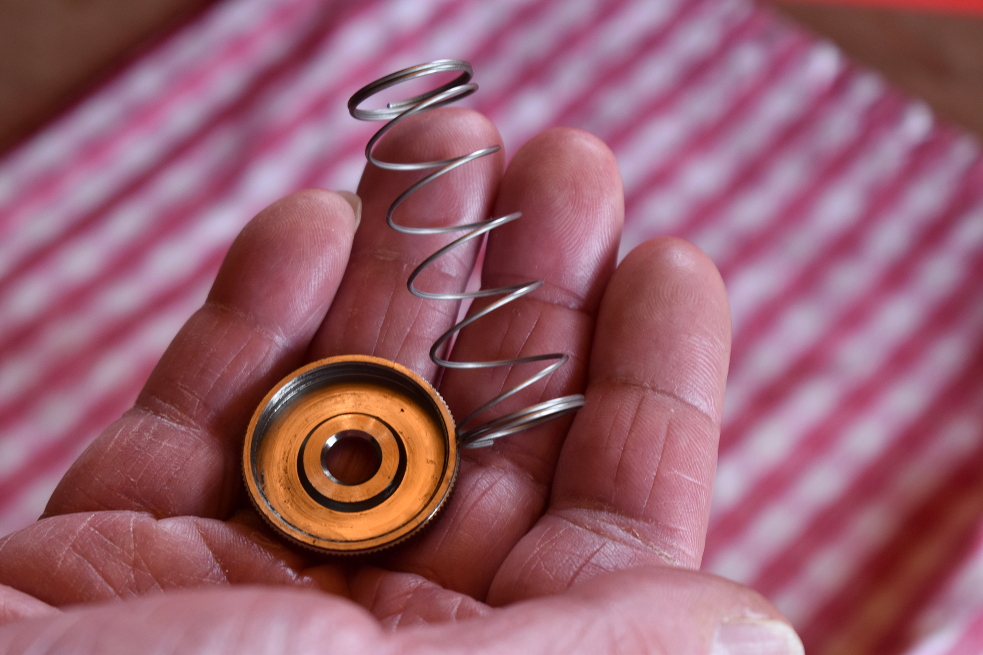 Unterer Ventildeckel und Feder eines Tuba-Pumpventils