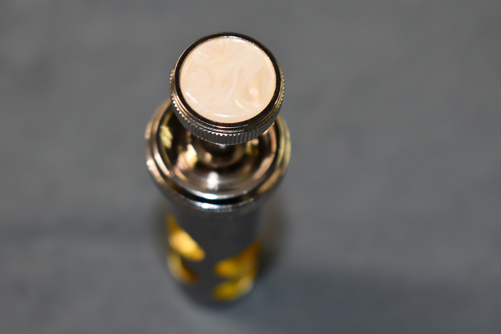 Komplettes Pumpventil einer MardiBrass-Tuba von oben fotografiert