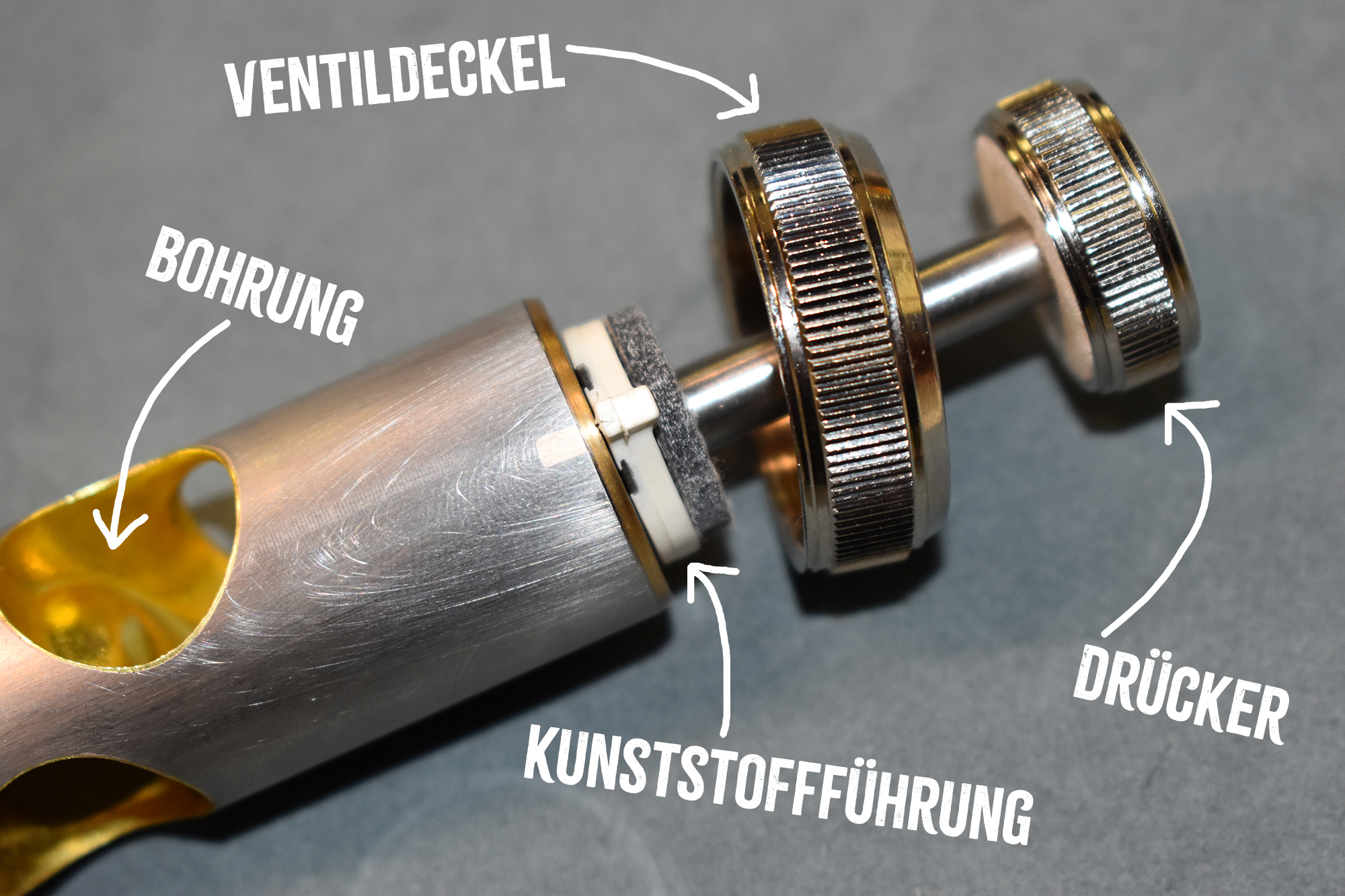 Nahaufnahme eines Pumpventils einer MardiBrass-Tuba von der Seite fotografiert