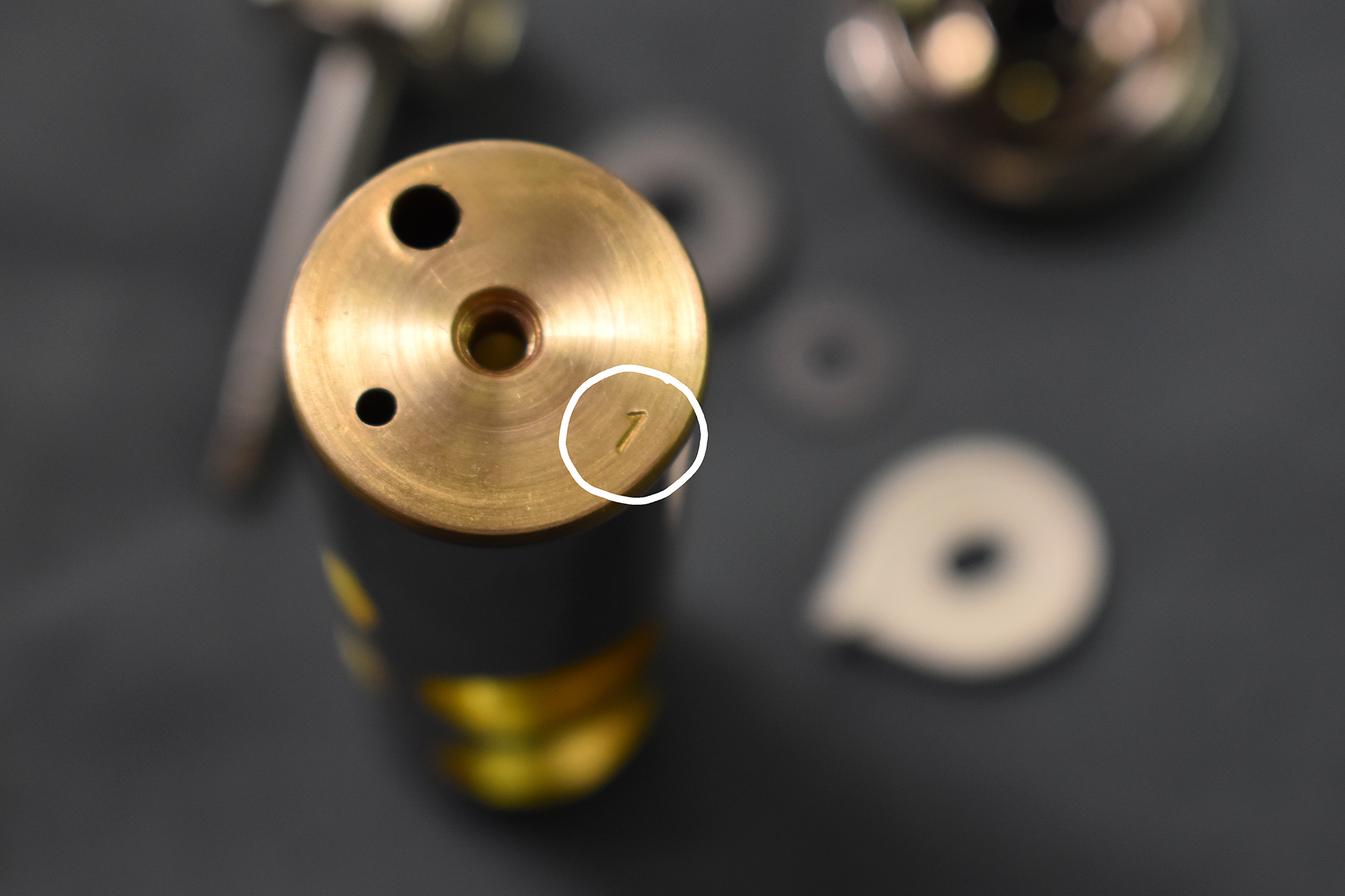 Pumpventil mit eingestanzter Nummer