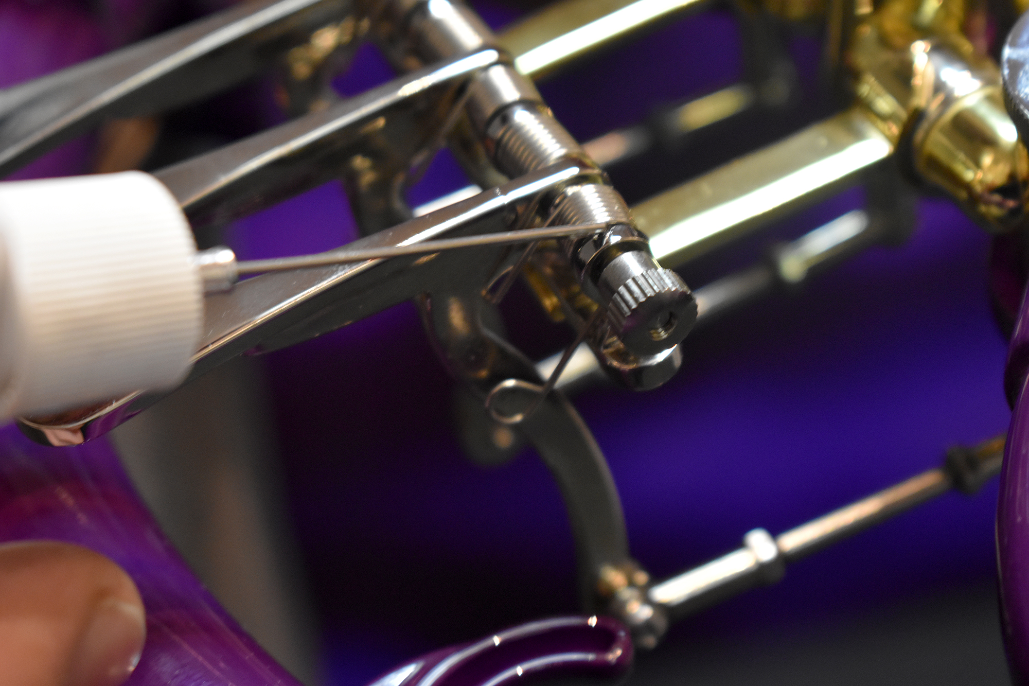 Ölen des Gestänges/Druckwerks eines Blechblasinstruments mit Drehventilen