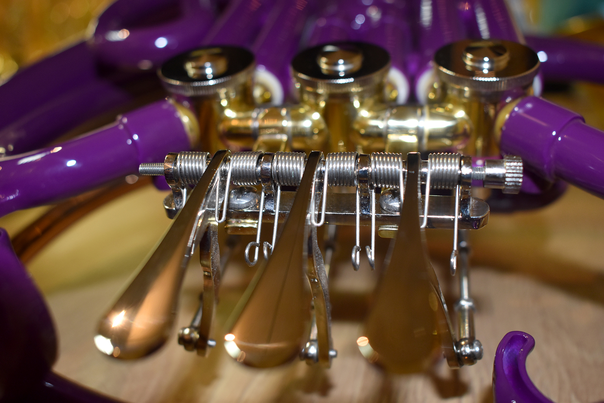 Maschine mit Drehventilen und Drücker mit Mechanik des MardiBrass-Waldhorns aus Kunststoff