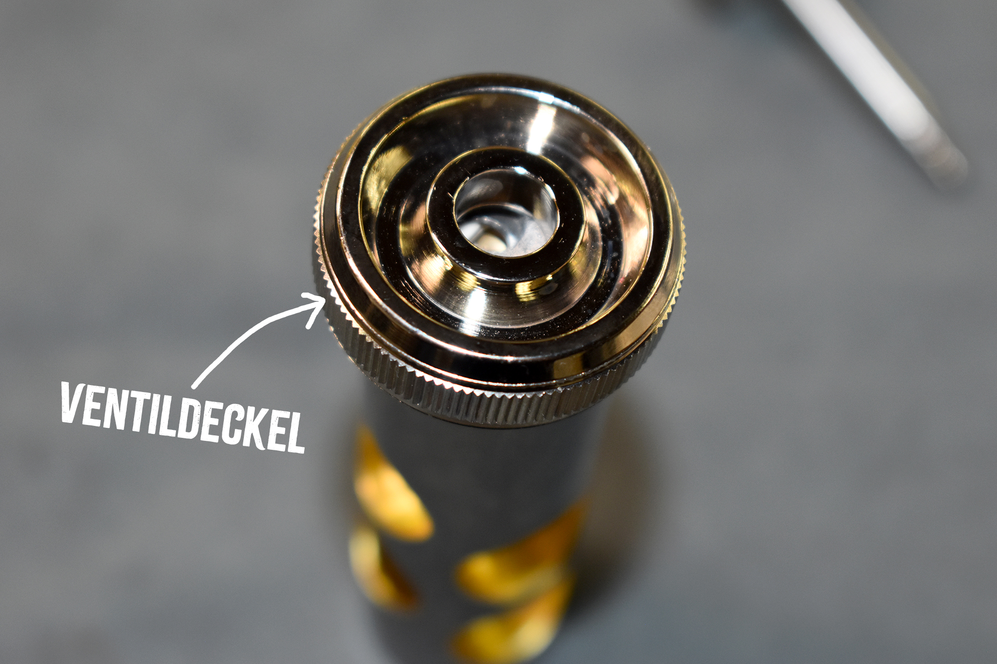 Ventildeckel liegt auf dem Pumpventil einer MardiBrass-Tuba obenauf